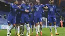 Bek Chelsea, Kurt Zouma (ketiga kiri) berselebrasi bersama rekan-rekannya usai mencetak gol ke gawang Leeds United pada pertandingan lanjutan Liga Inggris di Stamford Bridge di London, Inggris, Minggu (6/12/2020). Chelsea menang 3-1 atas Leeds United. (Mike Hewitt, Pool via AP)