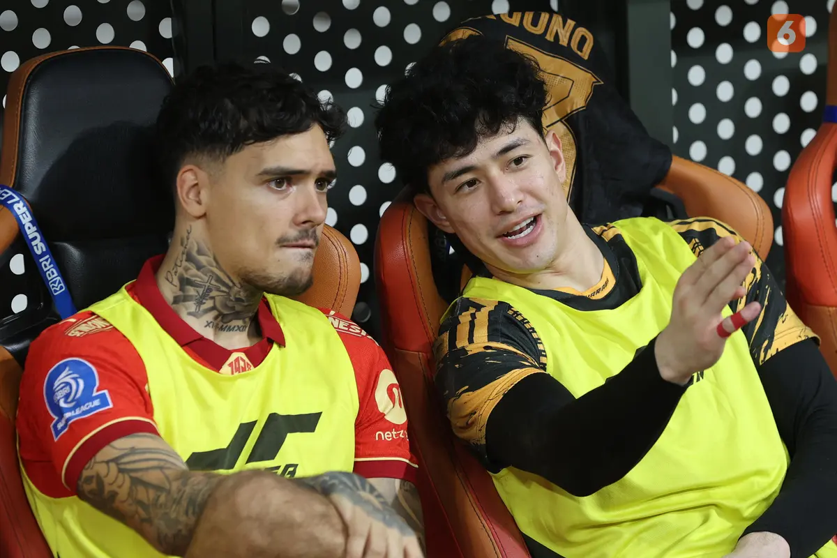 Foto: Melihat Aktivitas Cyrus Margono di Bench Pemain Persija, Masih Menanti Debut