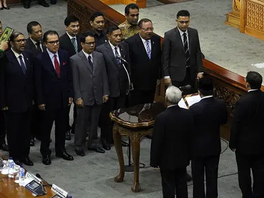 Pimpinan DPR melantik 14 anggota Tim Pengawas Intelijen saat Sidang Paripurna ke-17 Masa Persidangan III tahun 2014-2019, Jakarrta, Selasa (26/1/2016). (Liputan6.com/Johan Tallo)