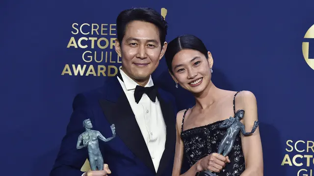 Lee Jung Jae dan Jung Ho Yeon di SAG Awards 2022. (Jordan Strauss/Invision/AP)