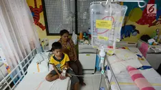 Seorang anak penderita demam berdarah (DBD) menjalani perawatan di Rumah Sakit Umum Daerah (RSUD) Pasar Rebo, Jakarta, Jumat (1/2). Saat ini RSUD Pasar Rebo merawat sebanyak 27 pasien demam berdarah terdiri anak anak dan dewasa. (Merdeka.com/Imam Buhori)