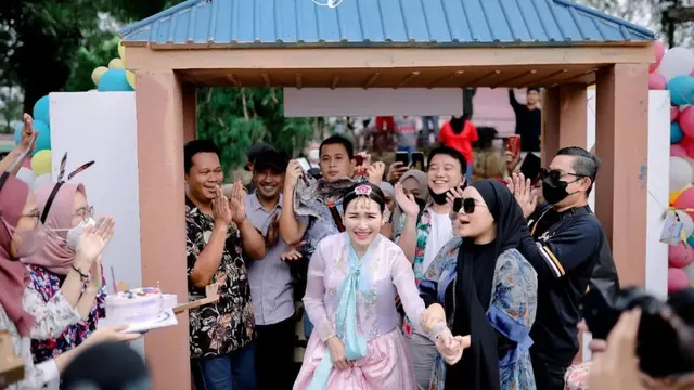 Momen perayaan kejutan ultah Ayu Ting Ting (Instagram)