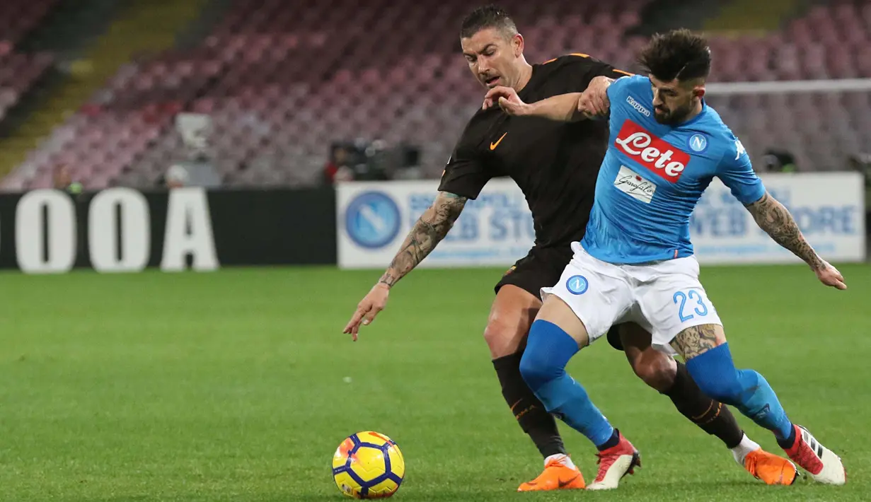 Bek Napoli Elseid Hysaj, berebut bola dengan pemain AS Roma Aleksandar Kolarov saat pertandingan Liga Italia Serie A di stadion San Paolo di Naples, Italia (3/3). Napoli harus menelan kekalahan 2-4 atas AS Roma. (Ciro Fusco / ANSA via AP)