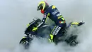 Valentino Rossi melakukan burnout ketika merayakan kemenangan dalam balapan MotoGP di sirkuit Ricardo Tormo, Spanyol pada 31 Oktober 2004. (AFP/Jose Jordan)