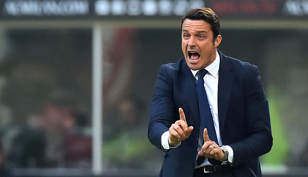 Pelatih Pescara, Massimo Oddo  berteriak memberikan instruksi kepada pemainnya saat melawan AC Milan pada laga Serie A Italia di San Siro Stadium, Milan (30/10/2016). (AFP/Giuseppe Cacace)