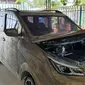 Warga Binaan Pemasyarakatan (WBP) di Rutan Klas I Tanjung Gusta Medan merakit replika mobil minibus berbahan dasar kertas koran bekas