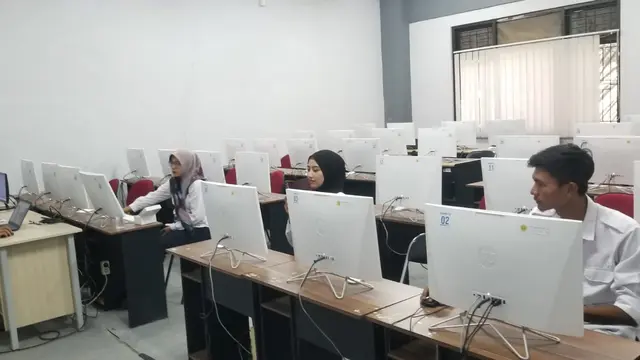 Proses pengecekan komputer dan jaringan di seluruh lokasi UTBK SEMMABA di Kampus Unej (Istimewa)
