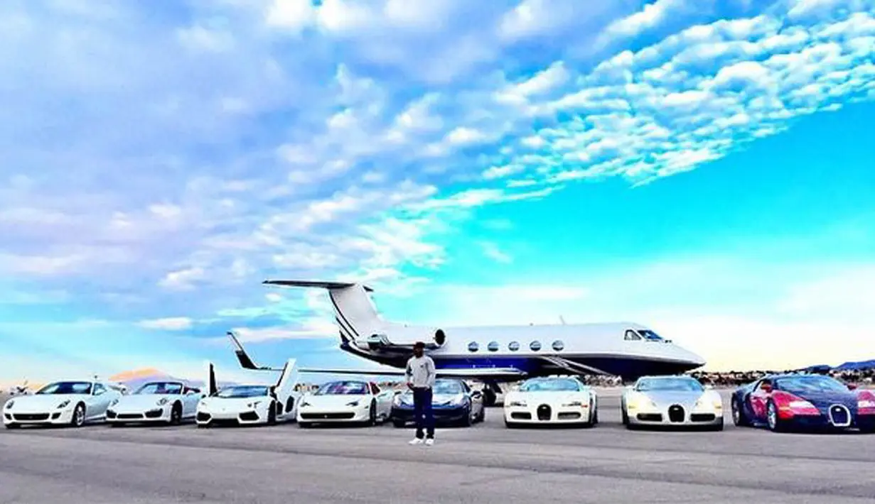 Petinju Floyd Mayweather berpose di depan kendaraan mewah miliknya yang bernilai miliaran rupiah. (instagram.com/floydmayweather)