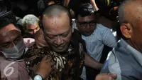 La Nyalla tak berkomentar sedikit pun ketika ditanya oleh pewarta di Gedung Bundar, Kejagung, Selasa (31/5/2016). Dia langsung dibawa masuk ke dalam Gedung Bundar. (Liputan6.com/Helmi Afandi)