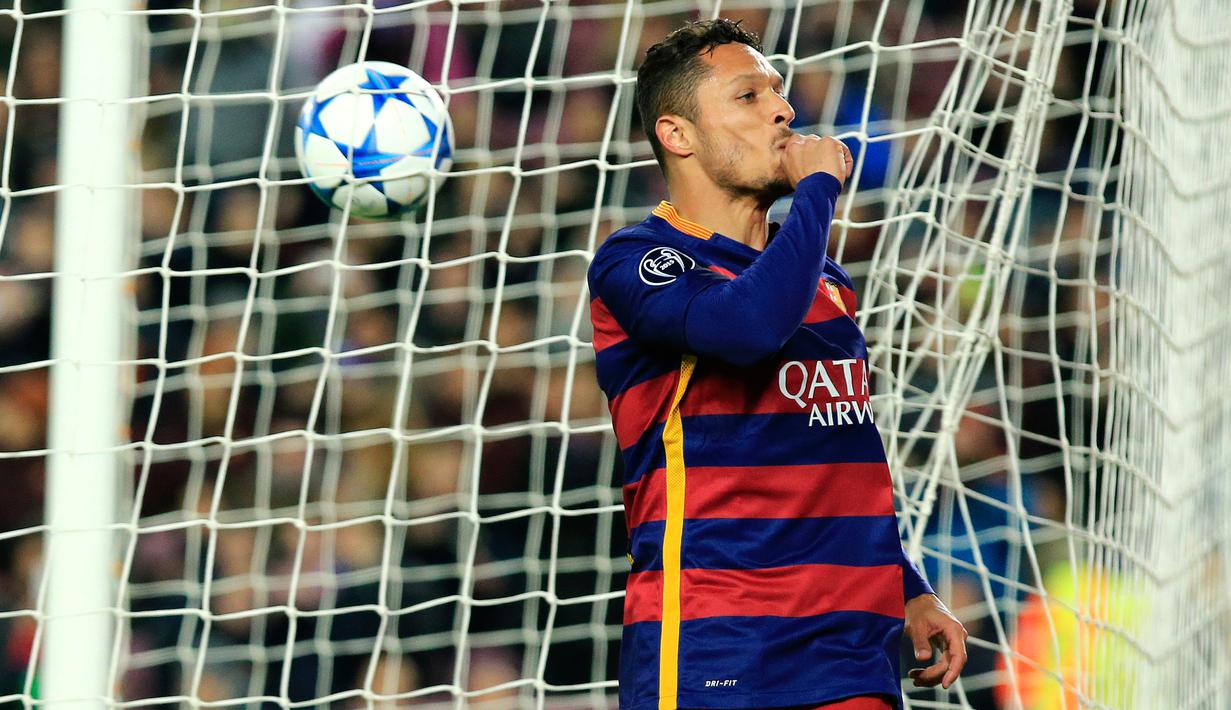 Bek Barcelona, Adriano melakukan selebrasi usai mencetak gol keduanya kegawang AS Roma pada laga Grup E Liga Champions di Camp Nou, Spanyol, Rabu (25/11). Barcelona menang telak atas AS Roma dengan skor 6-1. (AFP/PAU BARRENA)