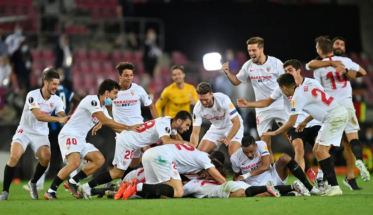 Para pemain Sevilla merayakan kemenangan menjadi juara Liga Europa setelah mengalahkan Inter Milan pada pertandingan final di Stadion Rhein Energie, Sabtu (22/8/2020) dini hari. Sevilla menjadi juara Liga Europa setelah menang dengan skor 3-2. (AP Photo/Martin Meissner, Pool)