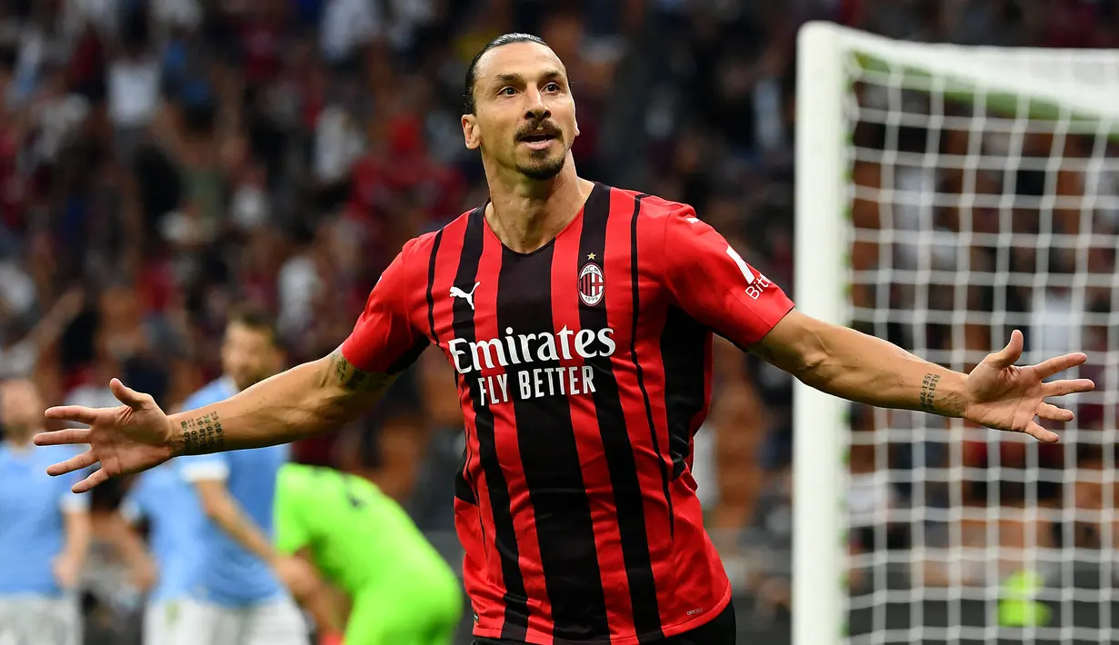 Usia kadang kala menjadi salah satu kendala bagi seorang pesepak bola untuk tetap tampil oke bagi timnya. Usia yang menginjak 30 tahun ke atas dinilai sudah melewati masa keemasan. Namun, anggapan tersebut tidak berlaku bagi 5 striker tua di Liga Italia berikut. (AFP/Isabella Bonotto)