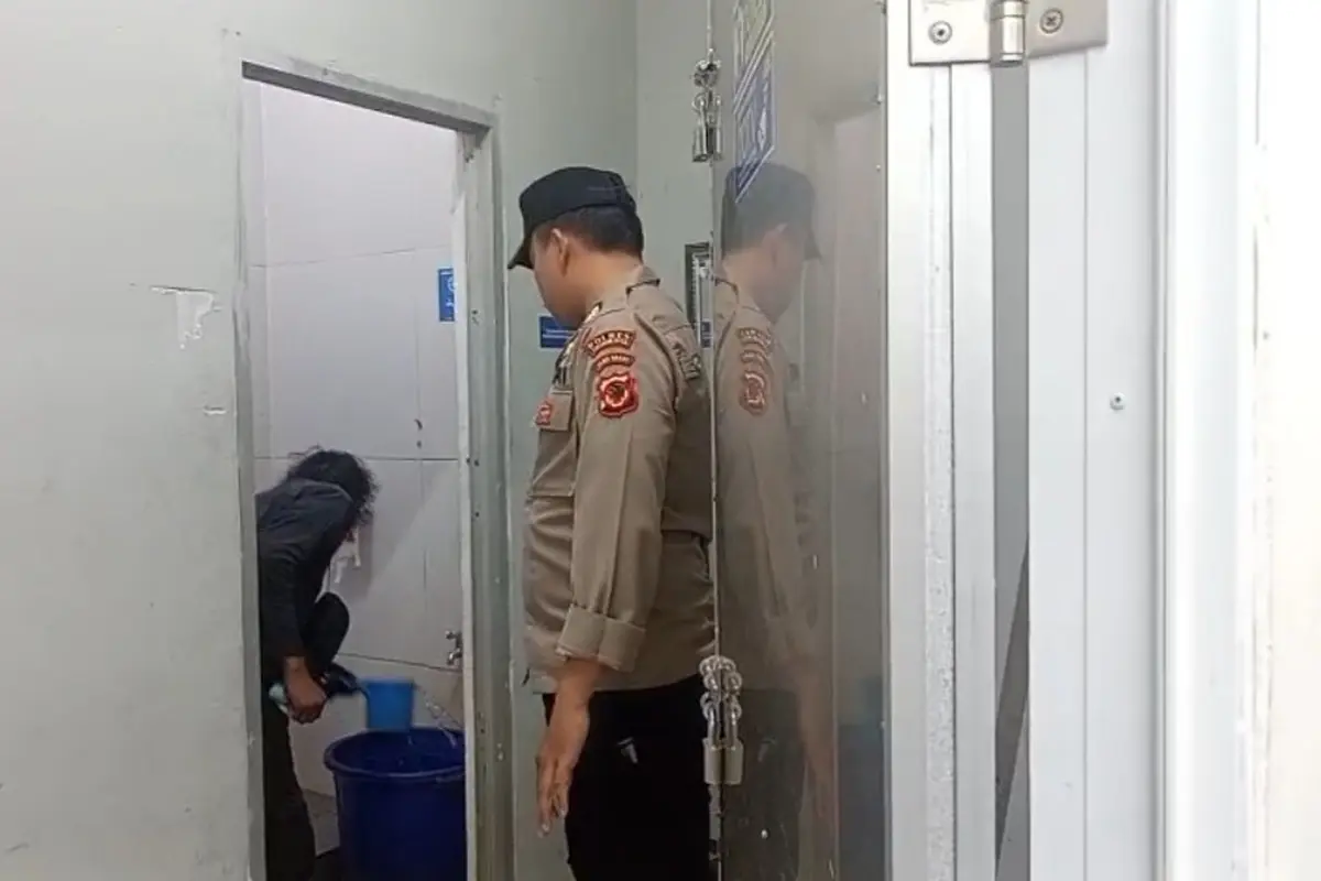 Pria misterius mengurung diri di toilet minimarket