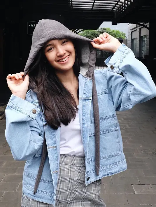 Aktris sekaligus model ini rupanya memakai jaket denim di berbagai kesempatan. Seperti sedang santai, ia memadukan denim dengan baju putih dan bawahan berwarna abu-abu. Penampilan Cut Syifa terlihat begitu kekinian. (Liputan6.com/IG/cutsyifaa)