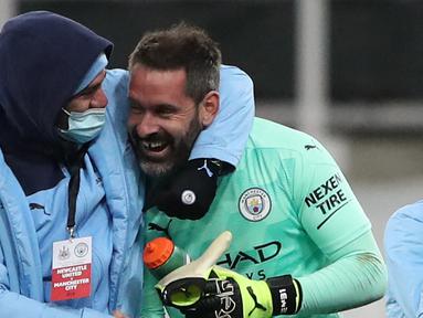 Kemenangan 4-3 Manchester City atas tuan rumah Newcastle United, Jumat (14/5/2021) memberi arti tersendiri bagi Scott Carson, kiper ketiga The Citizens. Setelah menunggu hampir 10 tahun, tepatnya 3645 hari, ia tampil lagi di Premier League. Berikut perjalannnya. (AFP/Peter Powell/Pool)