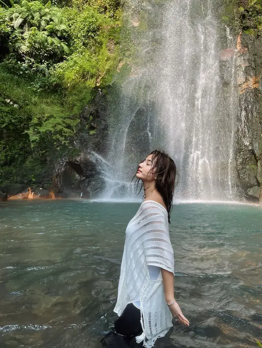 Sambil basah-basahan, Glenca unggah momen pemotretan di depan air terjun. Tidak sedikit para netizen yang membanjiri kolom komentar Instagramnya ini merupakan orang-orang yang sempat berpapasan dengannya ketika berada di curug. Tidak sedikit yang memuji sosok aslinya yang lebih menawan daripada fotonya. (Liputan6.com/IG/@glencachysaraofficial)