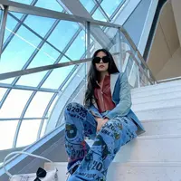 Jennie BLACKPINK tampil chic dengan padu padan celana denim bermotif dan jaket denim. Pelantun ‘Solo’ ini pun melengkapi penampilannya dengan sepatu wallabee warna hitam. (Instagram/jennierubyjane).