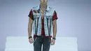 Kali ini, Bespoke Jeans Lab menampilkan gaya streetwear dengan sentuhan rock and roll. Terlihat dalam kombinasi vest jeans dan ripped jeans. (JFW).