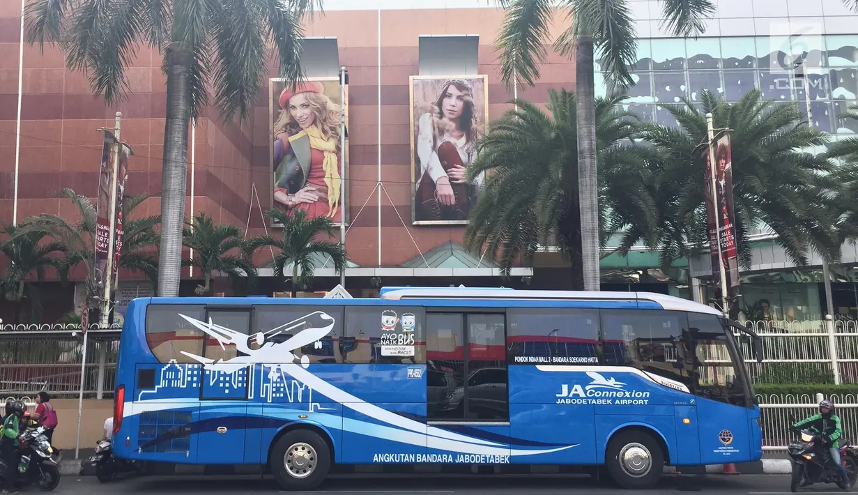 Sebuah armada bus JA Connexion tujuan Bandara Soekarno-Hatta di Tangerang menunggu penumpang di Pondok Indah Mall, Jakarta Selatan, Jumat (29/12). Satu bulan pertama operasi dikenakan tarif promosi Rp25.000 per orang. (Liputan6.com/Immanuel Antonius)
