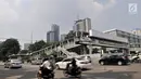 Lalu lalang kendaraan di sekitar jembatan penyeberangan orang (JPO) Polda Metro Jaya, Jakarta, Selasa (8/5). Buntungnya JPO tersebut membingungkan sekaligus mengancam keselamatan para pejalan kaki yang ingin menyeberang. (Merdeka.com/Iqbal Nugroho)