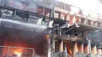 Gedung Sekolah Bisnis dan Manajemen Institut Teknologi Bandung (SBM ITB) terbakar Minggu sore (Foto: Diah Utami).