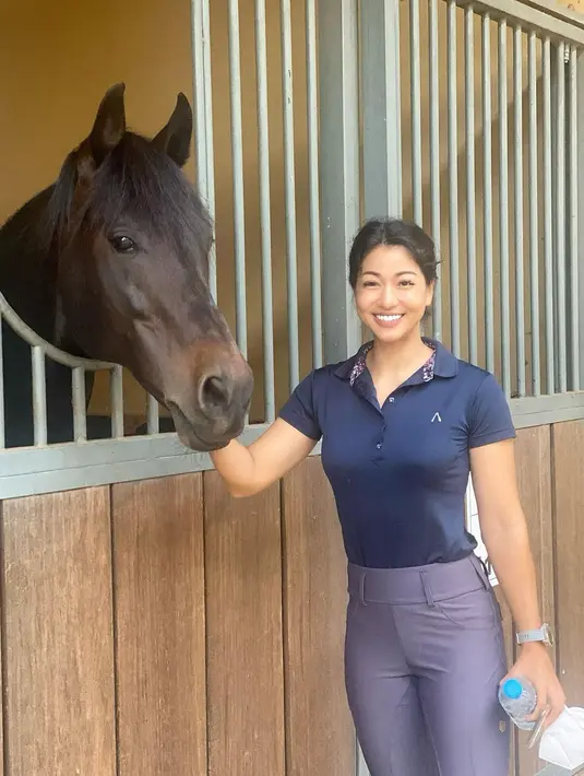 Berkuda juga menjadi aktivitas yang ia lakukan. Paduan polo shirt dan celana khusus menambah gayanya
