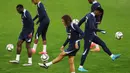 Para pemain Prancis termasuk gelandang Matteo Guendouzi (tengah) mengambil bagian dalam sesi latihan pada 9 Oktober 2024. (FRANCK FIFE/AFP)