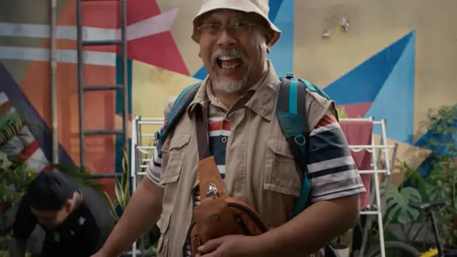 Indro Warkop sebagai Hans dalam film Keluarga Super Irit. (Foto: Dok. Falcon Pictures)