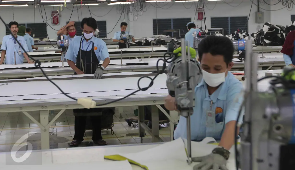 Pekerja memotong pola di pabrik Garmen,Tangerang, Banten, Selasa (13/10/2015). Industri tekstil di dalam negeri terus menggeliat. Hal ini ditandai aliran investasi yang mencapai Rp 4 triliun (Liputan6.com/Angga Yuniar)