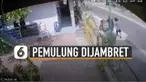 CCTV merekam detik-detik penjambretan terhadap seorang kakek pemulung disabilitas di tepi jalan.