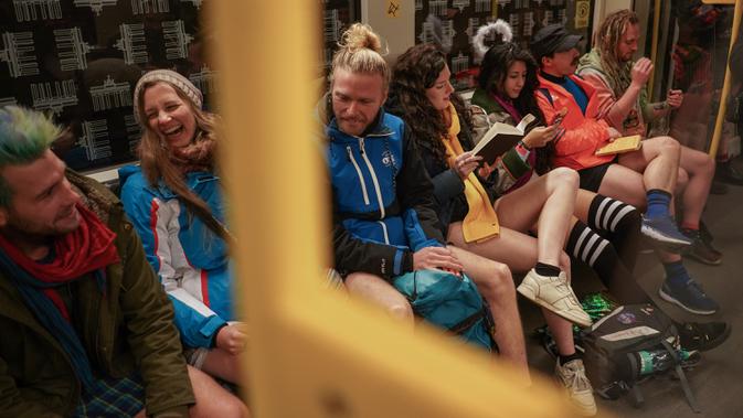 Orang-orang bepergian dengan kereta bawah tanah selama acara tahunan No Pants Subway Ride di Berlin pada Minggu (12/1/2020). Untuk tahun ini, acara naik kereta tanpa celana itu dilangsungkan serentak di sejumlah kota dunia pada 12 Januari. (Jörg Carstensen / dpa / AFP)