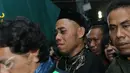 Salah seorang sahabat Budi Anduk terlihat menangis saat membawa keranda Jenazah Budi Anduk, Bekasi, Senin (11/1/2016). Budi Anduk menghembuskan nafas terakhir pada usia 47 tahun di RS Dharmais, Jakarta. (Liputan6.com/Herman Zakharia)