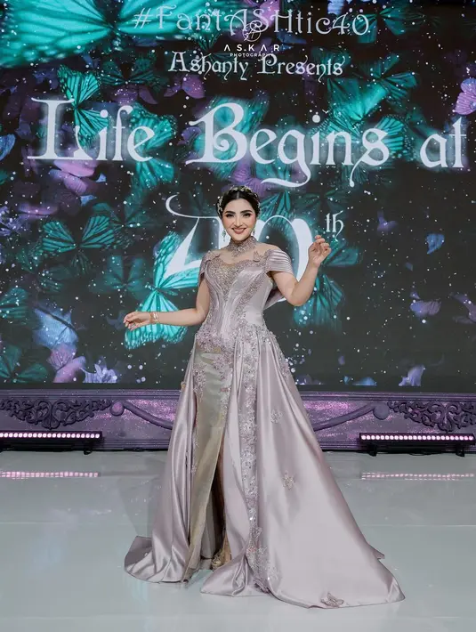 Dalam gelaran pesta di hotel bintang 5 itu, Ashanty mengenakan dua dress mewah sekaligus yang berasal dari label, Windy Savosa Couture. [Foto: IG/@ashanty_ash]