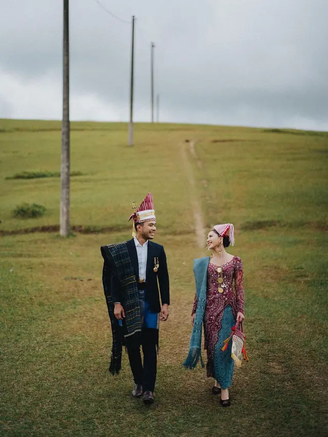 Foto Jessica Mila dan Yakup Hasibuan tampil mesra di bukit Danau Toba.