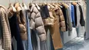 Para fashionista, diundang untuk menikmati beragam keseruan sambil melihat koleksi Fall Winter 2024. Beberapa produk mengekspresikan momen-momen penting dalam hidup. Terlihat padanan dengan kebebasan dari campuran dikotomis berbagai kodifikasi pakaian, piyama dengan pakaian luar, pantas dengan tidak pantas, benar dengan salah. Namun kesemuanya terlihat apik.  [Foto dok: Fimela.com]