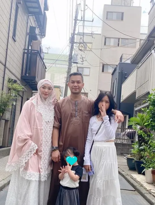Setiap potret bersama Zaskia Gotik dan Aqila selalu mencuri perhatian publik. Postur tubuh tinggi Aqila yang kini menyamai Zaskia Gotik menjadi salah satu bukti betapa cepatnya waktu berlalu. (Lipuan6.com/IG/@zaskia_gotix)