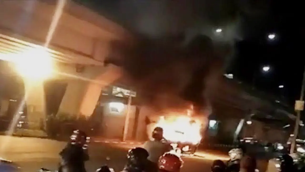 Mobil Terbakar hingga Adik Ipar Jokowi Jadi Saks