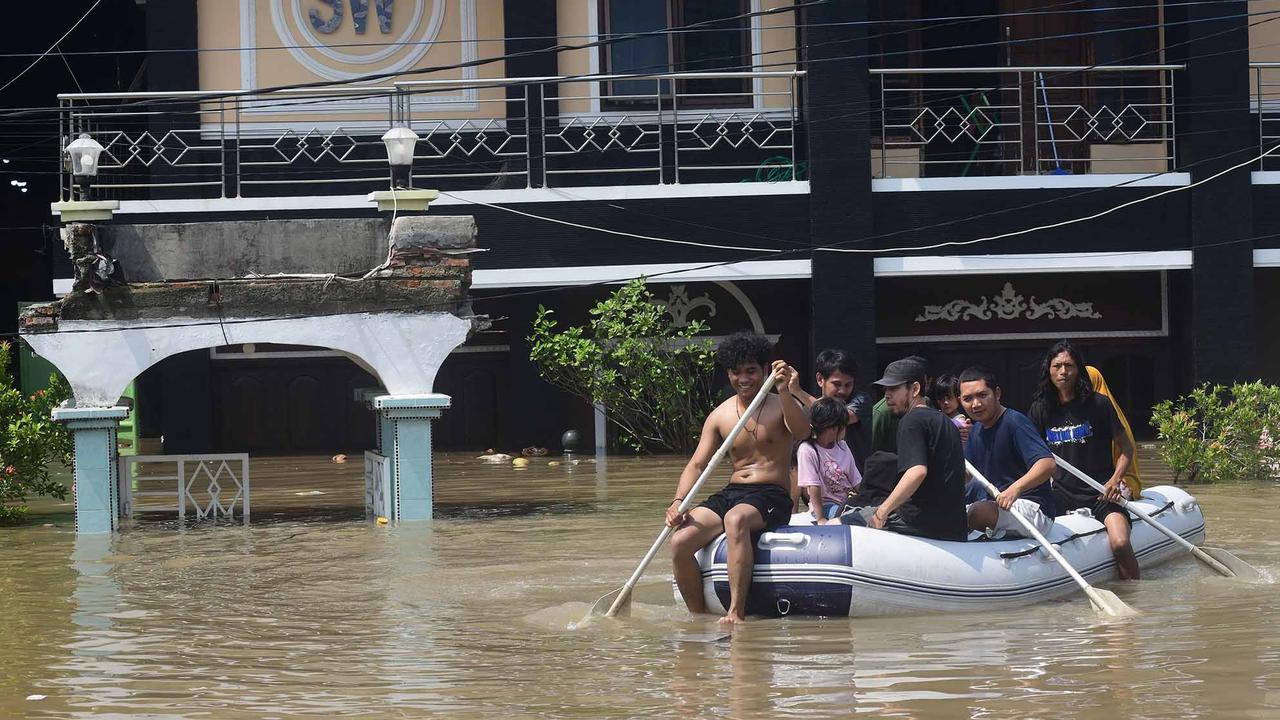 FOTO: Banjir Luapan Kali Angke, Pemuda Tangerang Bahu-Membahu Evakuasi Warga