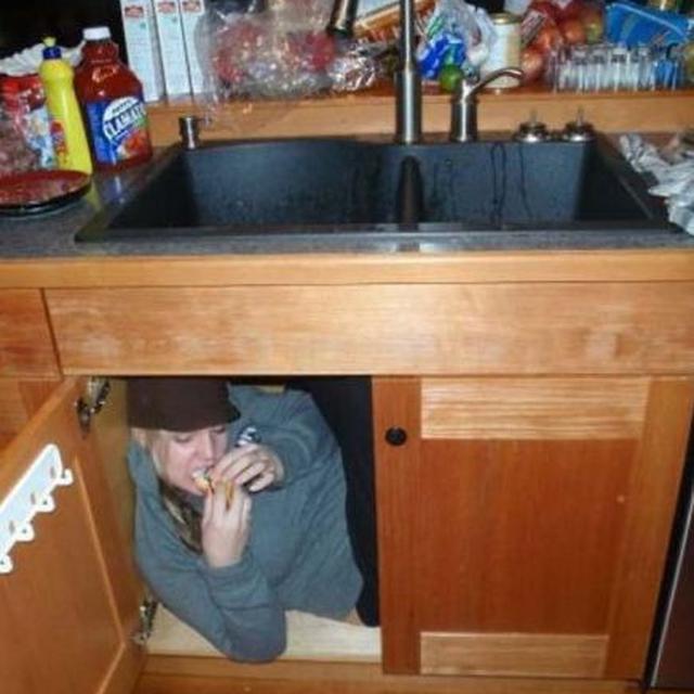 kelakuan konyol orang saat mabuk (foto: bromygod.com)