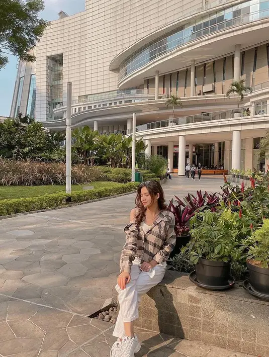 Meski masih muda, penampilan Adrienne Zee sudah fashionable. (FOTO: instagram.com/alyrinee/)