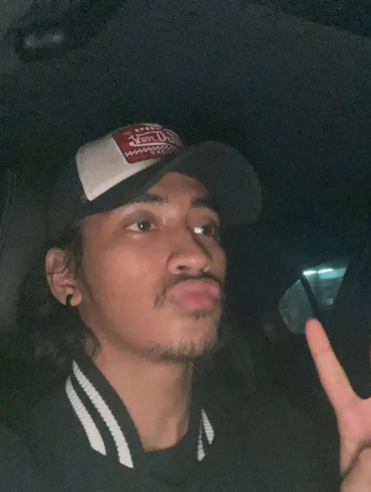 Tampil sederhana, kali ini Abidzar memakai jaket dan topi saat berada di dalam mobil. [instagram/abidzar73]