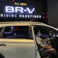 Pengunjung menjajal duduk di balik kemudi all-new Honda BR-V untuk merasakan kenyamanannya. (Septian/Liputan6.com)