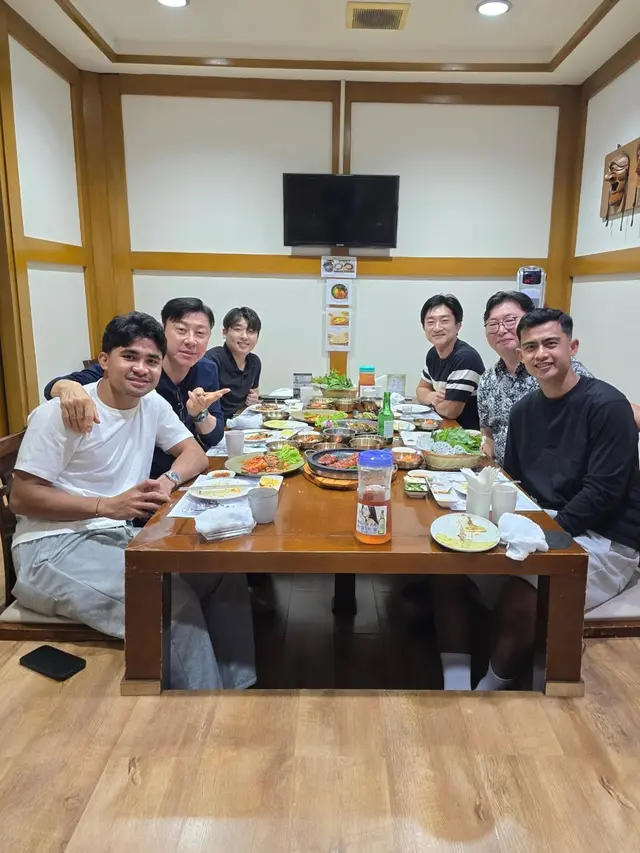 Mantan pelatih Timnas Indonesia, Shin Tae-yong, bereuni dengan tiga mantan pemainnya yang ia unggah dalam akun Instagramnya, @shintaeyong7777, pada Rabu (11/3/2026).