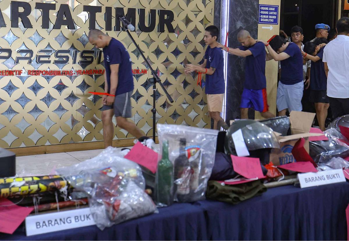 FOTO: Polisi Tetapkan 14 Tersangka Penyerangan Polres dan Polsek di Jakarta Timur