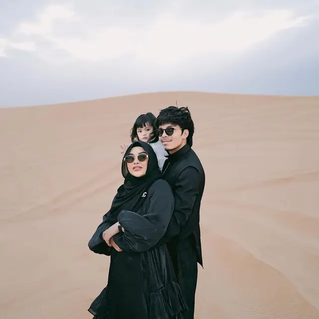 Atta Halilintar dan Aurel Hermansyah di tengah padang pasir. [Foto: Instagram/attahalilintar]