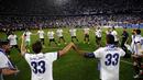 Para pemain Real Madrid larut dalam perayaan gelar juara La Liga Spanyol usai menaklukkan Malaga di Stadion La Rosaleda, Malaga, Minggu (21/5/2017). Malaga kalah 0-2 dari Madrid. (EPA/Daniel Perez)