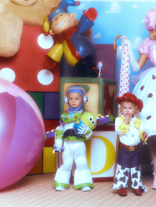 Anak-anak Paris Hilton tampak menggemaskan dalam kostum Buzz Light Year dan Cowgirl Jessie [@parishilton]