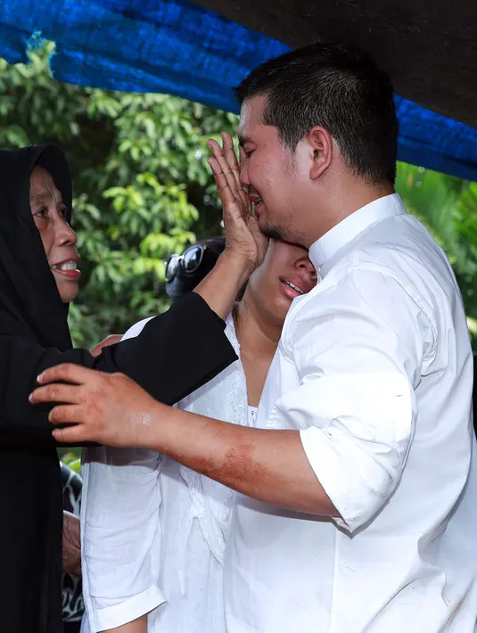 Indra Bekti tak kuasa menahan air mata melihat jasad sang ayah tercinta yang telah dimakamkan. Sebagai anak pun Indra Bekti tetap berusaha tegar atas kepergian sang ayah untuk selama-lamanya. (Deki Prayoga/Bintang.com)