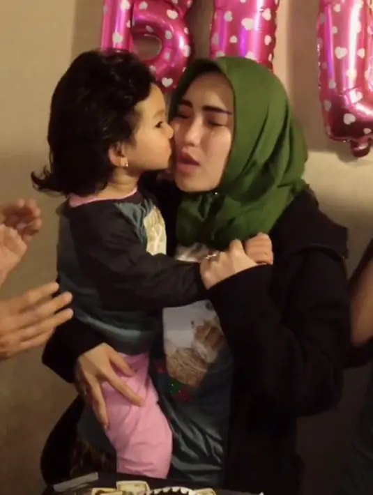 "Apa yg bilqis cita"kn semoga tercapai, amin Bunda sayang dan cinta sekali sm Bilqis, met milad anak bunda yg sholeha," lanjut Ayu sebagai keterangan videonya. (Instagram/ayutingting92)