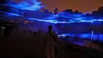 Warga menghadiri festival cahaya Noor Riyadh yang diadakan di Taman Al-Salam, Riyadh, Arab Saudi, 3 November 2022. Lebih dari 190 karya seni dipamerkan di ruang publik Riyadh selama festival cahaya Noor Riyadh, termasuk instalasi monumental dan interaktif serta patung-patung. (Fayez Nureldine/AFP)